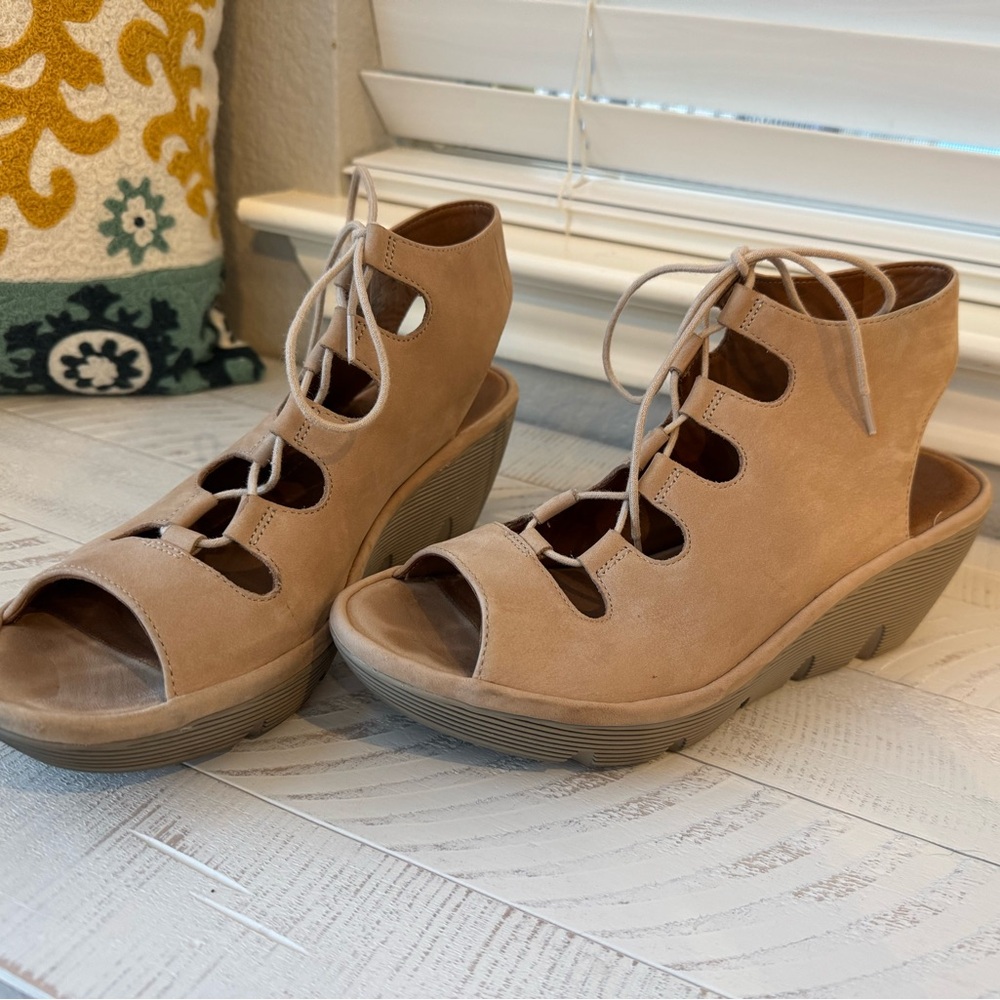 Clarks Ghillie Wedge Sandals in Sand size 9.5